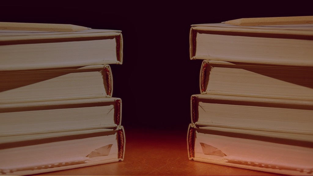 Zwei Bücherstapel vor rotem Hintergrund