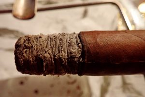 Zigarrenasche an Zigarre