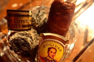 Bolivar Zigarre in Aschenbecher