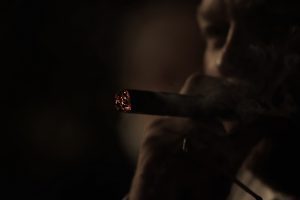 Mann mit Zigarre